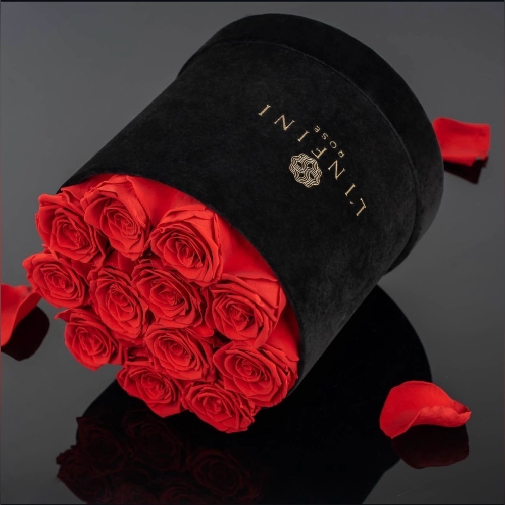 L'Infini Black Box with Red Roses, Round Dozen
Valentine’s Day gift